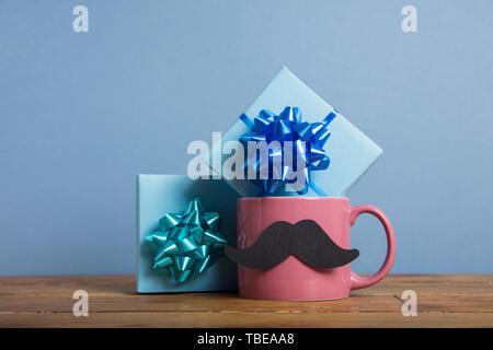 Vatertag Geschenk mit einem Kaffeebecher und Papier Schnurrbart Stockfoto