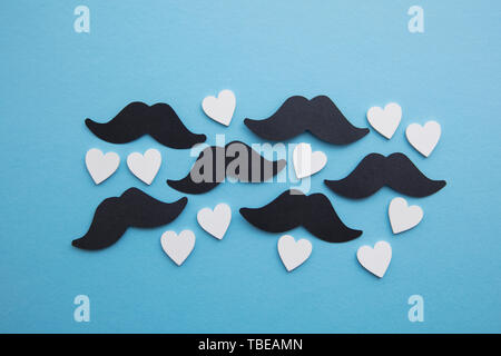 Schwarz Schnurrbart mit Liebe die Herzen. Vatertag oder Mens Health Concept Stockfoto