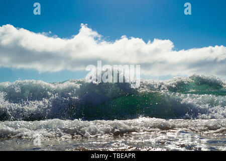 Low Angle Shot der Wellen auf den Strand von Antogafasta, Chile brechen Stockfoto