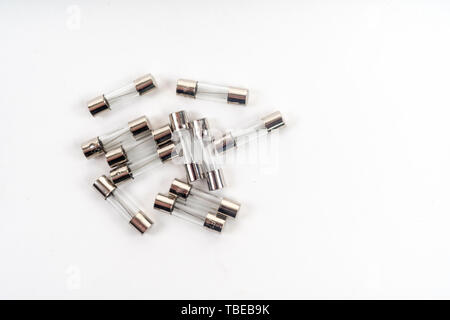 Glas elektrische Glassicherung Multimetern auf weißem Hintergrund Stockfoto