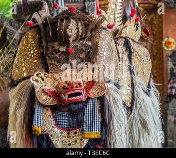 Banjar Gelulung, Bali, Indonesien - 26. Februar 2019: Mas Dorf. Spielen auf der Bühne. Nahaufnahme des Drachen mit Maske und lange blonde Haare stehen auf Stockfoto