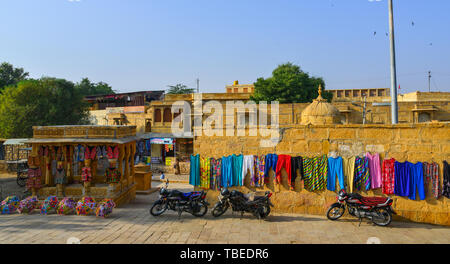 Jaisalmer, Indien - Nov 8, 2017. Souvenirläden in Jaisalmer Fort. Jaisalmer ist einer ehemaligen mittelalterlichen Handelsplatz und ein fürstliches, in Rajasthan. Stockfoto