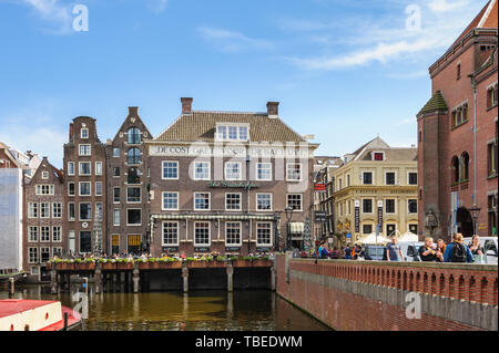 Tanzen Grachtenhäusern der Damrak, Amsterdam, Niederlande Stockfoto