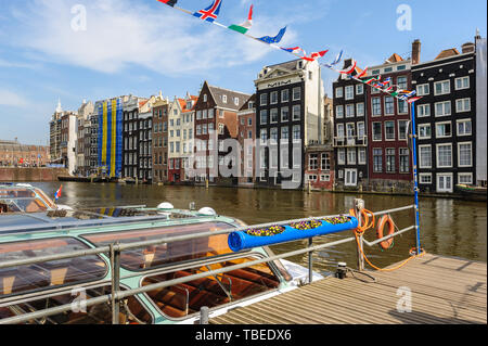 Tanzen Grachtenhäusern der Damrak, Amsterdam, Niederlande Stockfoto