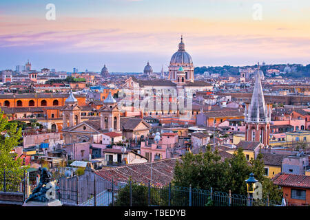 Dächer Roms und Wahrzeichen farbenfrohen Blick auf den Sonnenuntergang, Hauptstadt von Italien Stockfoto