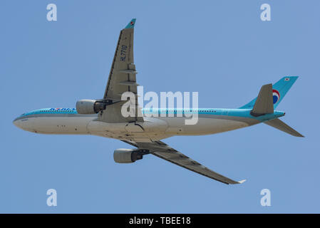 Saigon, Vietnam - Feb 25, 2019. HL7710 Korean Air Lines Airbus A330-300, die vom Flughafen Tan Son Nhat (SGN). Stockfoto