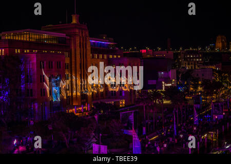 Das Museum für Zeitgenössische Kunst in Sydney, Australien während lebendig. Ein Moving Light Show ist auf das Gesicht des Gebäudes projiziert. Sydney, Australien. Stockfoto