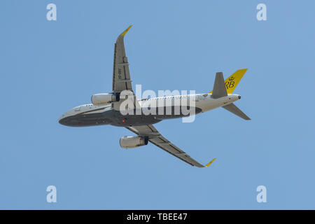 Saigon, Vietnam - Feb 25, 2019. V8-RBX Royal Brunei Airlines Airbus A320 nehmen - weg vom Flughafen Tan Son Nhat (SGN). Stockfoto