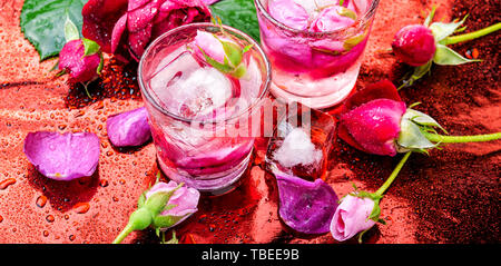 Alkoholisches Getränk aus Kaffee rose. Blume Cocktail. Sommerfest Stockfoto