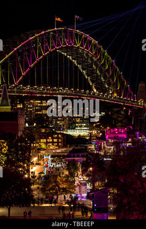 The Rocks, die Sydney Harbour Bridge im Hintergrund in der Nacht während der light Festival lebendig. Sydney, Australien. Stockfoto