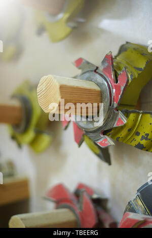 Tischler Sägen in einem Holzbearbeitung workshop Stockfoto