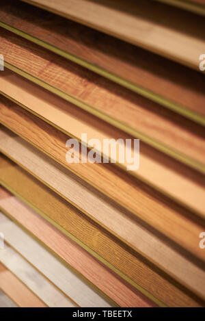 Sammlung von Platten aus verschiedenen Arten von Holz Stockfoto