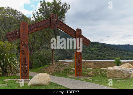 Maori Carvings in Marahau zu Beginn des Abel Tasman Coastal Track Stockfoto