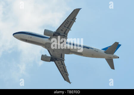 Saigon, Vietnam - Feb 25, 2019. B -6703 China Southern Airlines Airbus A320 nehmen - weg vom Flughafen Tan Son Nhat (SGN). Stockfoto