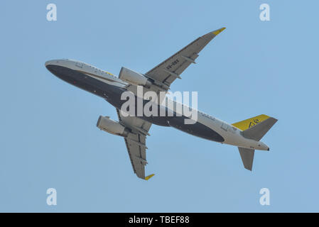 Saigon, Vietnam - Feb 25, 2019. V8-RBX Royal Brunei Airlines Airbus A320 nehmen - weg vom Flughafen Tan Son Nhat (SGN). Stockfoto