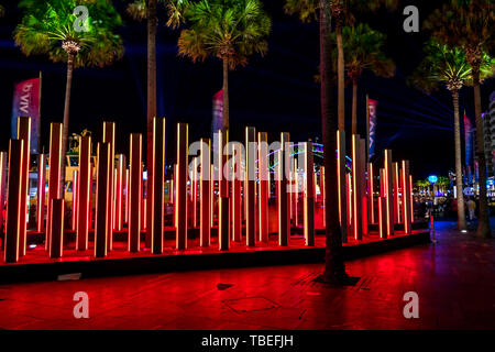 Licht Kunst Installation während der Lebendige, Sydney's beliebte Licht Festival während der Anfang des Winters statt. Stockfoto