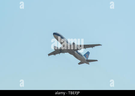 Saigon, Vietnam - Feb 25, 2019. China Southern Airlines B -9913 (Airbus A320), die vom Flughafen Tan Son Nhat (SGN). Stockfoto