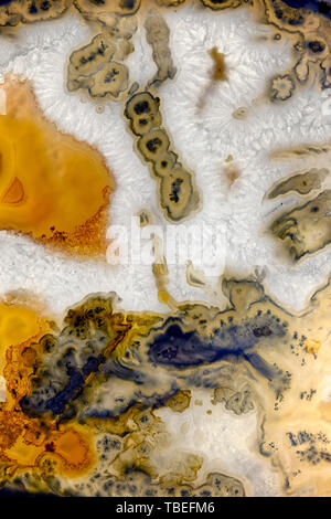 Hintergründe und Texturen: Oberfläche der Achat oder Chalcedon, schöne dekorative Stein, abstrakte Muster der Risse, Flecken und Verfärbungen, natürlichen Hintergrund Stockfoto