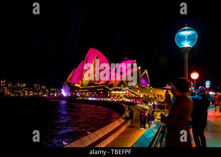 Die Oper von Sydney nachts während des Lebendigen, das Licht Festival in Sydney, Australien Stockfoto