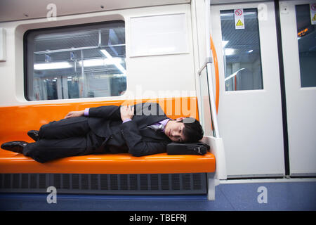 Ein Mann fährt mit der U-Bahn während der Fahrt zur und von der Arbeit Stockfoto