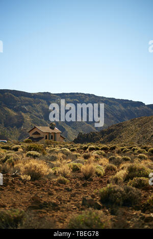 Alte Kirche in einem wüstenklima Landschaft auf Teneriffa Stockfoto