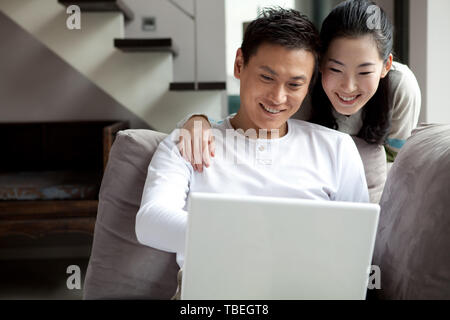 Ein paar mit einem laptop Stockfoto