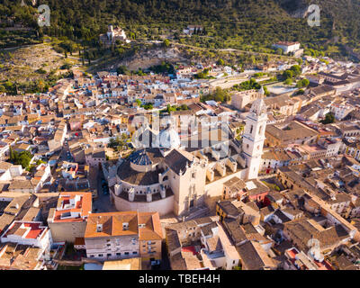 Antenne Panoramablick auf Xativa Stadtbild mit Stiftskirche Basilika Santa Maria, Spanien Stockfoto