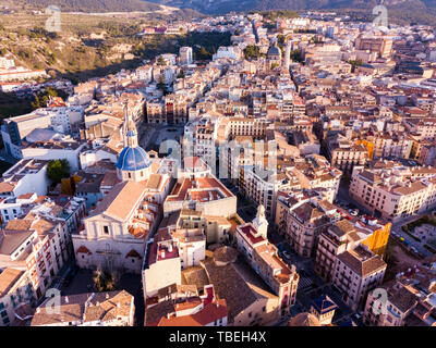 Blick vom Dröhnen der Wohngebiete von spanischen Alcoy mit Iglesia arciprestal de Santa Maria Stockfoto