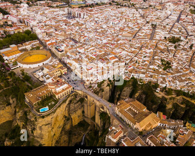 Luftaufnahme von Ronda Landschaft und Gebäude mit Brücke Puente Nuevo, Andalusien, Spanien Stockfoto
