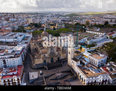 Antenne Panoramablick von Jerez de la Frontera Stadtbild mit Dom der heiligen Erlöser und maurischen Alcazar, Spanien Stockfoto
