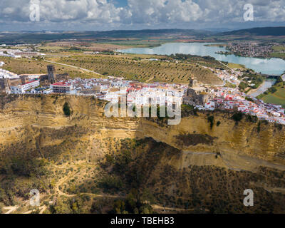 Luftaufnahme der antiken Stadt Arcos de la Frontera am Rand der Klippe, auf der Bank von Fluss Guadalete, Andalusien, Spanien Stockfoto