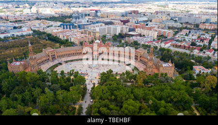 Luftaufnahme von der Plaza d'Espana mit Park und eine Brücke auf ver den Kanal in Sevilla Stockfoto