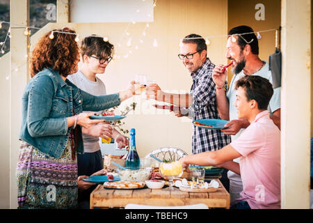 Freundschaft und Essen conept mit kaukasischen Völker in Mittag- oder Abendessen zusammen mit Spaß und lacht - unterschiedlichen Alters, Männer und Frauen mit Jugendlichen Stockfoto