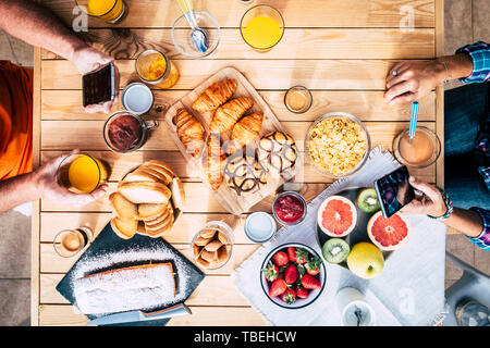 Oben Ansicht von oben Holztisch mit Paar gutes Frühstück mit leckeren Kuchen und Obst für verschiedene lifestyle Konzept - Menschen wi Stockfoto