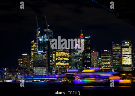 Circular Quay, mit Sydneys Skyline bei Nacht beleuchtet vom Licht Festival lebendig. Stockfoto