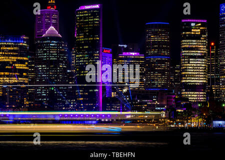 Circular Quay, mit Sydneys Skyline bei Nacht beleuchtet vom Licht Festival lebendig. Stockfoto