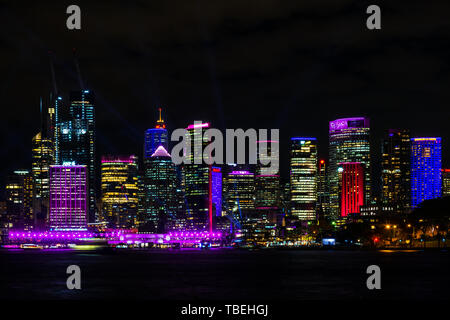 Circular Quay, mit Sydneys Skyline bei Nacht beleuchtet vom Licht Festival lebendig. Stockfoto