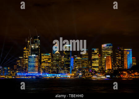 Circular Quay, mit Sydneys Skyline bei Nacht beleuchtet vom Licht Festival lebendig. Stockfoto