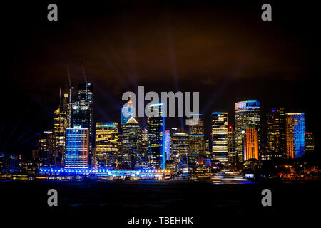 Circular Quay, mit Sydneys Skyline bei Nacht beleuchtet vom Licht Festival lebendig. Stockfoto