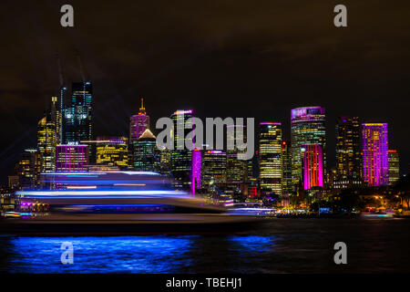 Circular Quay, mit Sydneys Skyline bei Nacht beleuchtet vom Licht Festival lebendig. Stockfoto