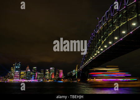 Hafen von Sydney bei Nacht während der Lebendige, der beliebten Licht Festival in Sydney, Australien. Stockfoto