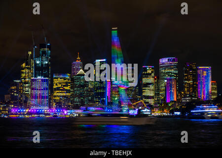 Circular Quay, mit Sydneys Skyline bei Nacht beleuchtet vom Licht Festival lebendig. Stockfoto