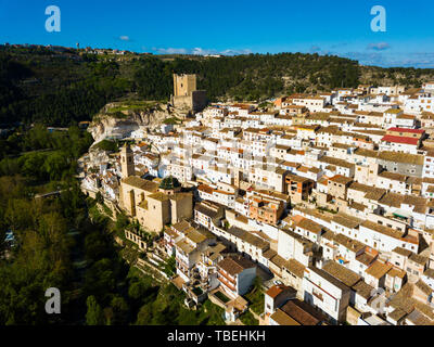 Luftaufnahme von Alcala del Jucar auf einer Klippe gelegen am Ufer des Flusses Jucar mit Blick auf die alte Burg Turm und Kirche, Spanien Stockfoto