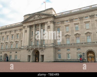 London, UK - April, 2019: Der Queen's Guard am Buckingham Palace, die offizielle Residenz der Königin von England. Soldat des Buckingham Palace Stockfoto