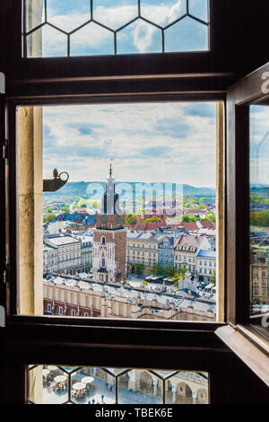 Krakau Polen. April 2019. Einen erhöhten Blick durch St Marys Basillica Fenster über die mittelalterliche Altstadt in Krakau, Polen Stockfoto