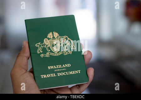 Kapstadt, Südafrika. 01. Juni 2019. Auch ein swasiland Reisepaß als Reisedokument in einer Hand bekannt. Stockfoto