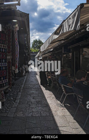 Sarajevo: einer der Gassen mit Restaurants und Geschäften im Herzen von Bascarsija, der alte Basar und dem historischen und kulturellen Zentrum der Stadt Stockfoto