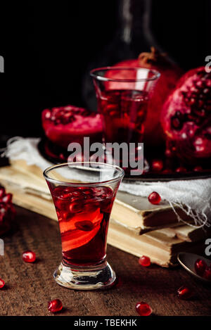 Granatapfel Likör mit frischem Obst im Glas Stockfoto