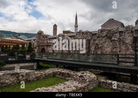 Bosnien-herzegowina: Sarajevo Clock Tower und das Minarett der Gazi-husrev-Beg Moschee aus den Überresten von Taslihan, ein 1540 Stone Inn und karawanserei gesehen Stockfoto