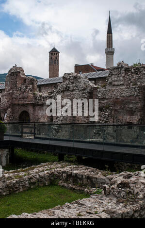 Bosnien-herzegowina: Sarajevo Clock Tower und das Minarett der Gazi-husrev-Beg Moschee aus den Überresten von Taslihan, ein 1540 Stone Inn und karawanserei gesehen Stockfoto